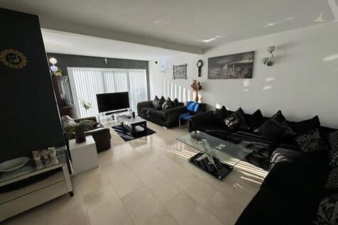 6 plaistow ave lounge 2