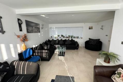 6 plaistow ave lounge