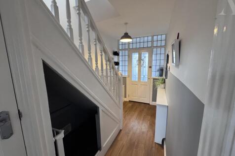20 Jeremy Grove Hallway
