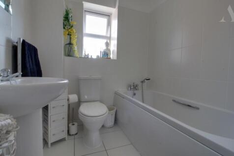 Flat 31 Tudor Coppice bathroom