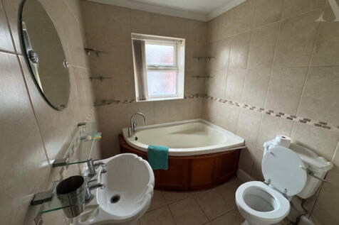 7 crossfield Road bathrom