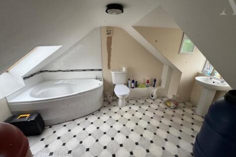 7 Azalea Loft Room bathroom