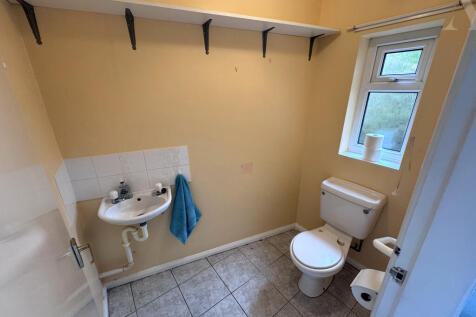 3 Gaydon Road ~Guest wc