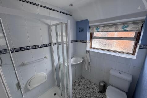 3 Gaydon Road ~bathroom