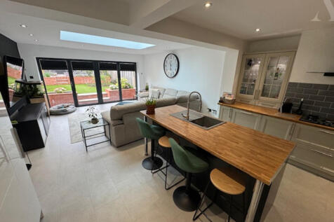 383 Clay Lane Kitchen and lounge 2