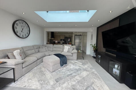 383 Clay Lane Kitchen and lounge