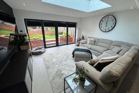 383 Clay Lane sitting area