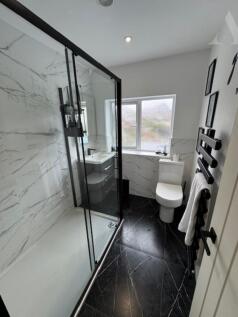 383 Clay Lane Shower Room