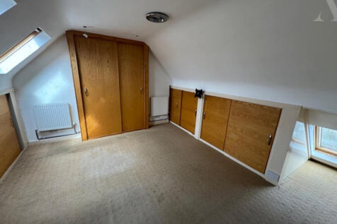 62 Sandhurst Avenue - loft room