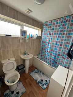 11 Gold crest Croft bathroom