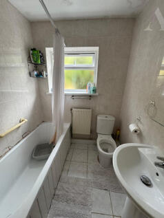 85 Crossfield Road Bathroom