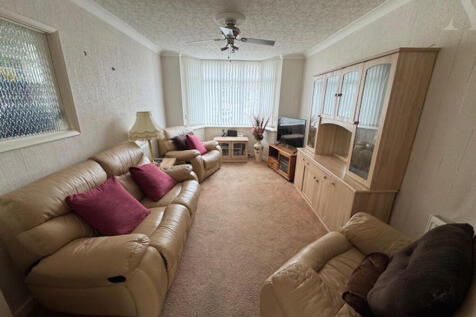 5 Ronald Grove Lounge