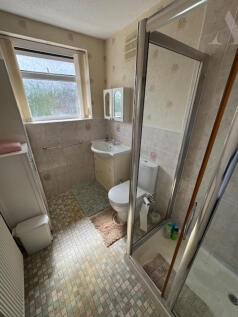 5 Ronald Grove  Bathroom