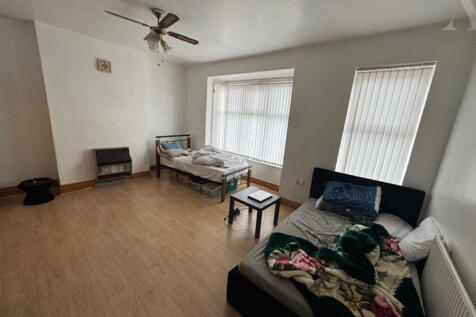 27 College Road Bedroom 1.jpeg