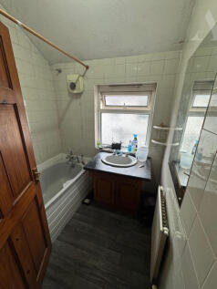 27 College Road Bathroom x 2.jpeg