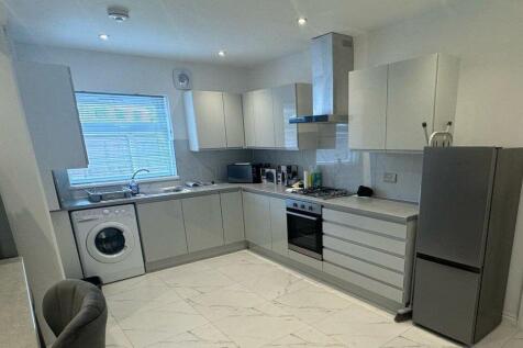 5 Bedroom semi-detached house To Let