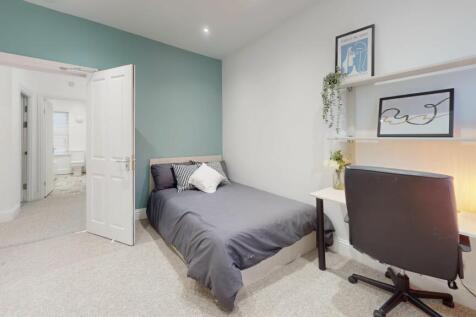 ehXeqnzYNAm-Bedroom