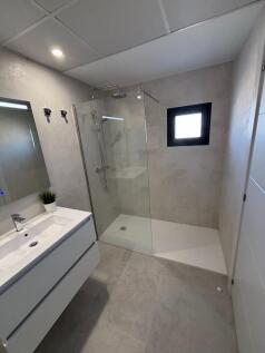 BATHROOM FULLY FITTE