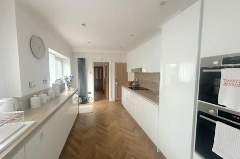 D833A855-21D2-4A2E-96B9-CE916A1E8B5D