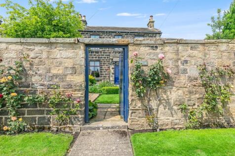 Private Walled Entrance
