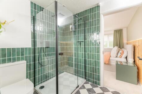 En-Suite Bedroom 1