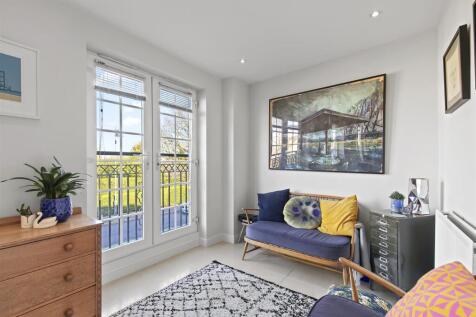 Sitting Area To The Kitchen