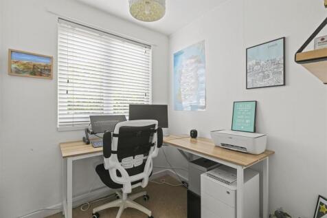 Bedroom 5 / Office