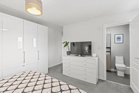 Bedroom To The En-Suite