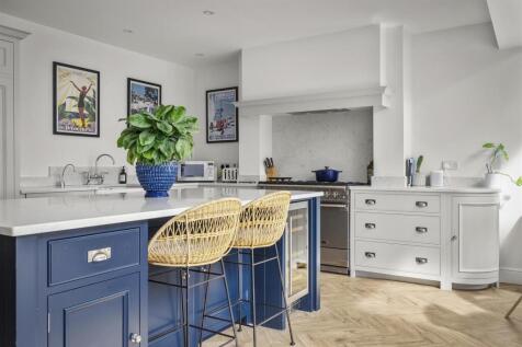 Luxurious Living &amp; Dining Kitchen