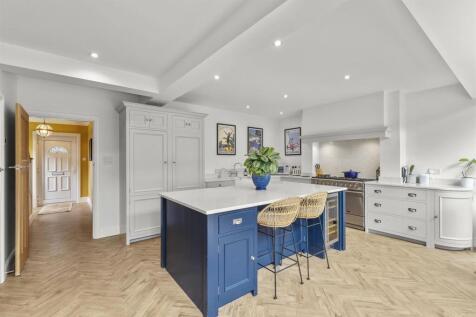 Luxurious Living &amp; Dining Kitchen