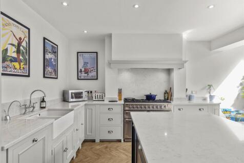 Luxurious Living &amp; Dining Kitchen