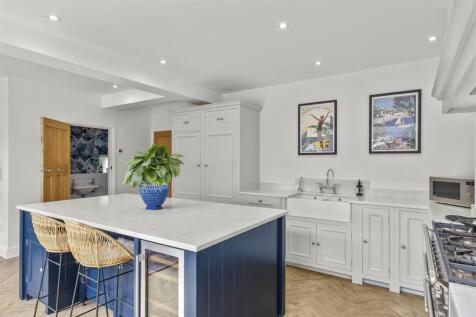 Luxurious Living &amp; Dining Kitchen