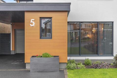 5 Whitely Croft Rise