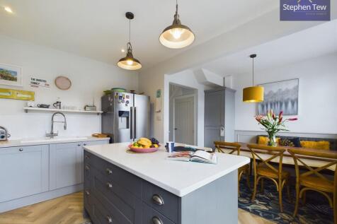 Kitchen/ Dining Room