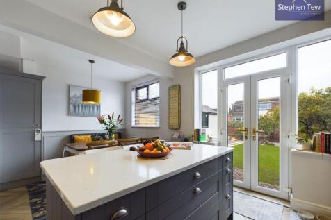 Kitchen/ Dining Room