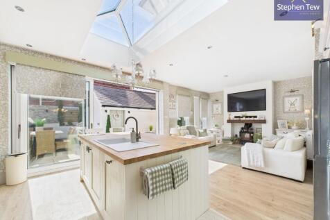 Kitchen / Living Area