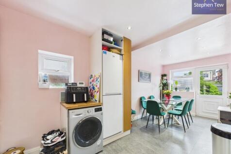 Kitchen/ Dining Room