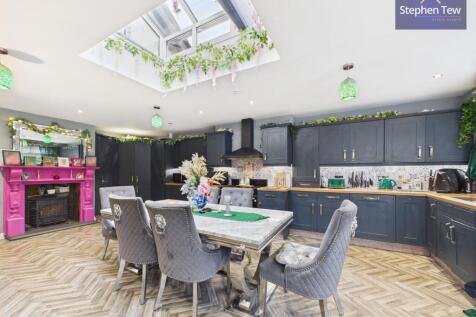 Kitchen/ Dining Room