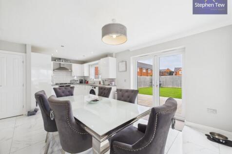 Kitchen/ Dining Room