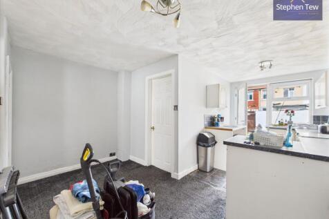Kitchen/ Dining Room