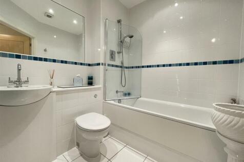 9. Bathroom.jpg
