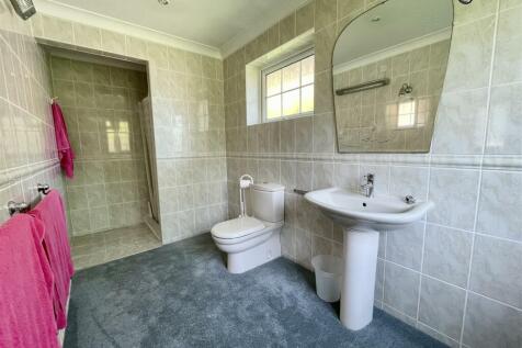 6. ensuite.jpg