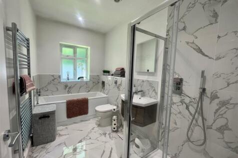 7. Family Bathroom.jpg