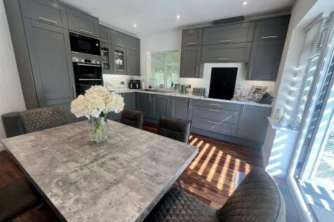 Kitchen 2.jpg