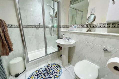 ensuite.jpg