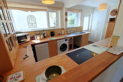Kitchen through gap.jpg