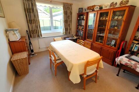 Bed 2 dining room.jpg
