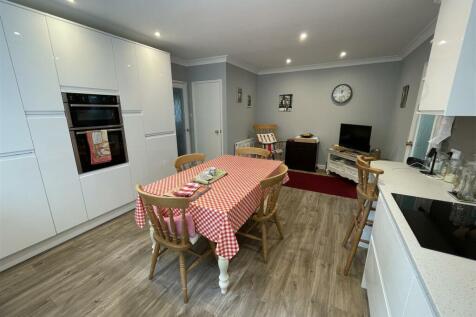 3. kitchen2.jpg