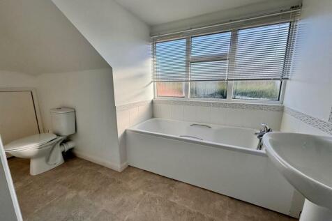 10. Family Bath.jpg