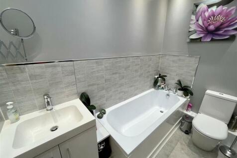10.Bathroom.jpg